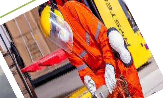 Trabalhador com equipamento de protecção individual em terreno industrial